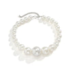 Rapproché d'un collier imitation perles élégant sur fond blanc.