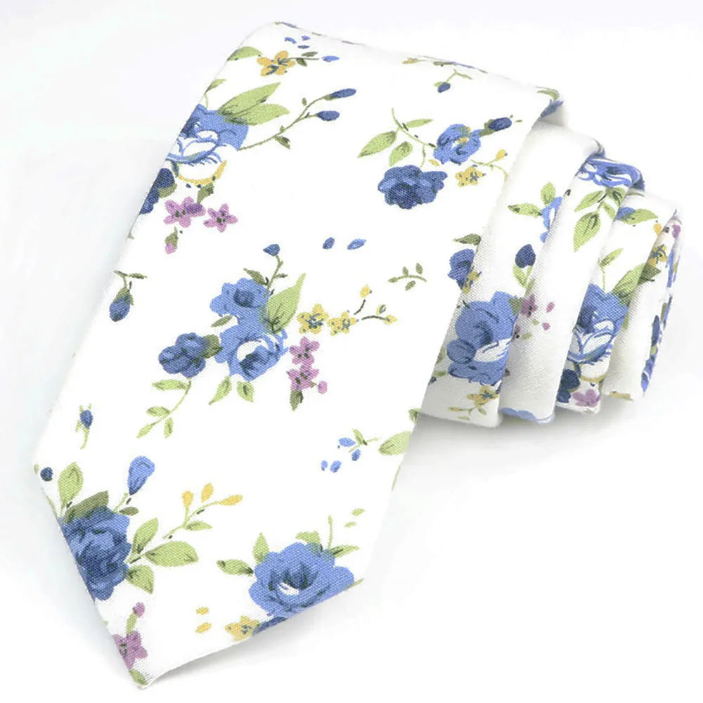 Nœud de coton à imprimé floral élégant avec des fleurs bleues et violettes sur fond blanc.