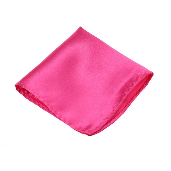 Leuchtend pinker Satin-Einstecktuch in quadratischer Form gefaltet.