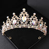 Couronne de diadème en cristal ton or avec des pierres scintillantes, présentée sur une boîte de velours noir.