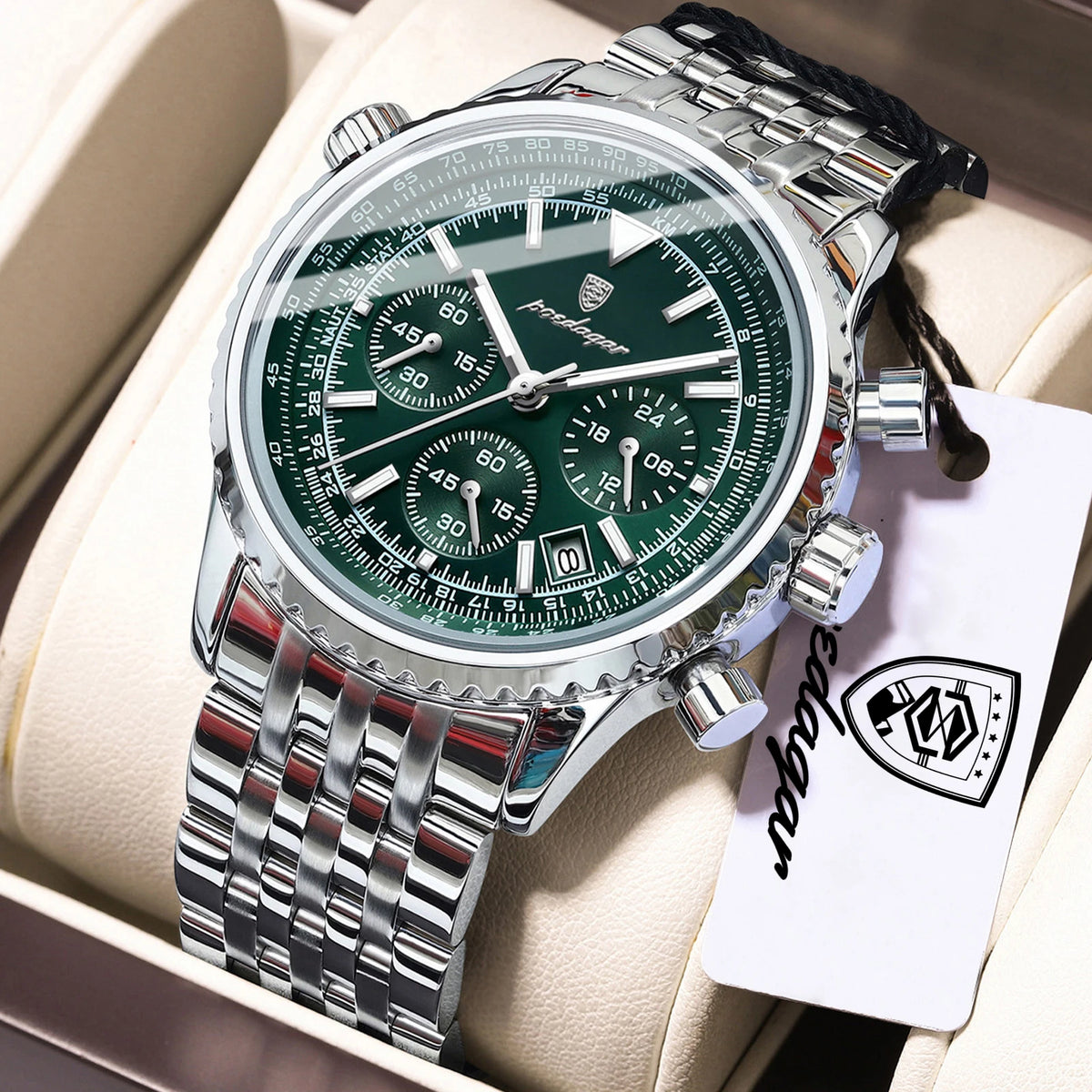 Un reloj cronógrafo de lujo para hombre, plateado y verde, exhibido en una caja de color claro.