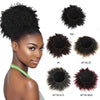Model zeigt verschiedene schwarze Haarextensions im Afro-Puff-Chignon.