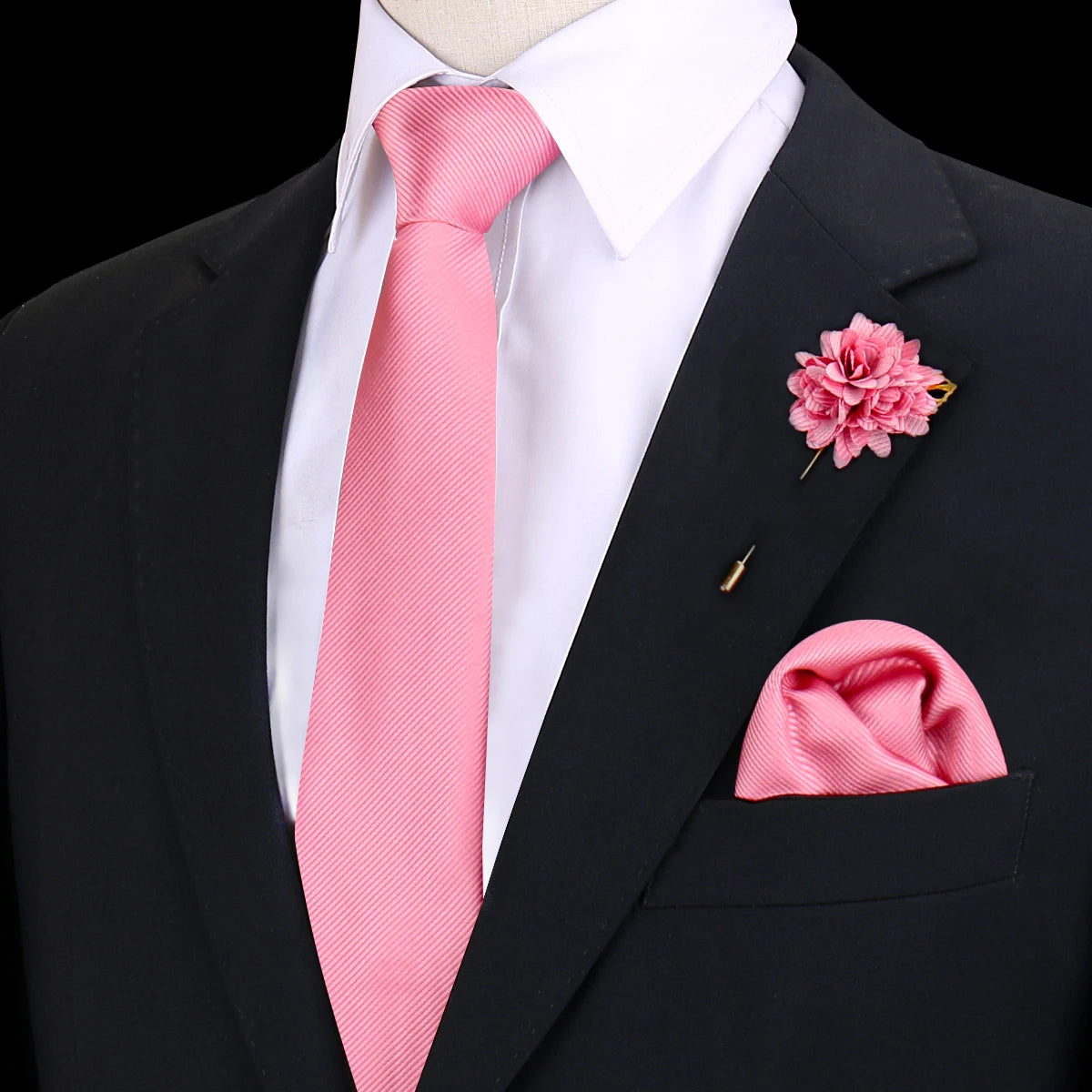 Chaqueta negra sobre camisa blanca y corbata de seda rosa a rayas con flor rosa