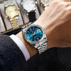 Raccourci de montre en quartz argentée lumineuse avec cadran bleu et bracelet noir sur un poignet.