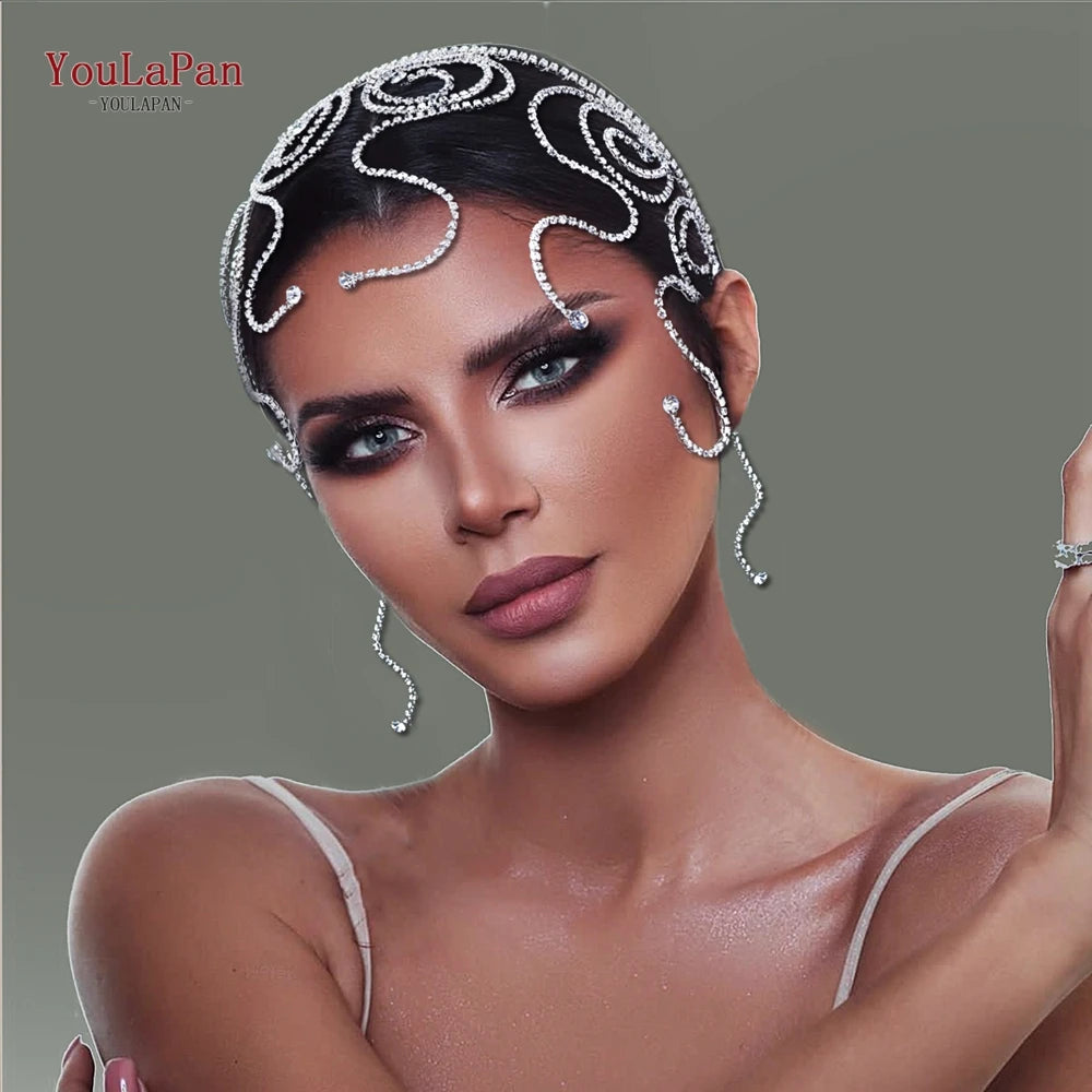 Nahaufnahme eines Models mit einem handgefertigten Kristall-Rhinestone-Braut-Haarreif mit filigraner Silberverzierung.