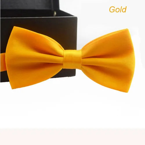 Nœud papillon jaune or brillant affiché sur fond sombre.