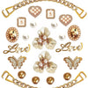 Un set de charms para zapatos con pedrería dorada en forma de corazones, perlas y figuras numeradas.