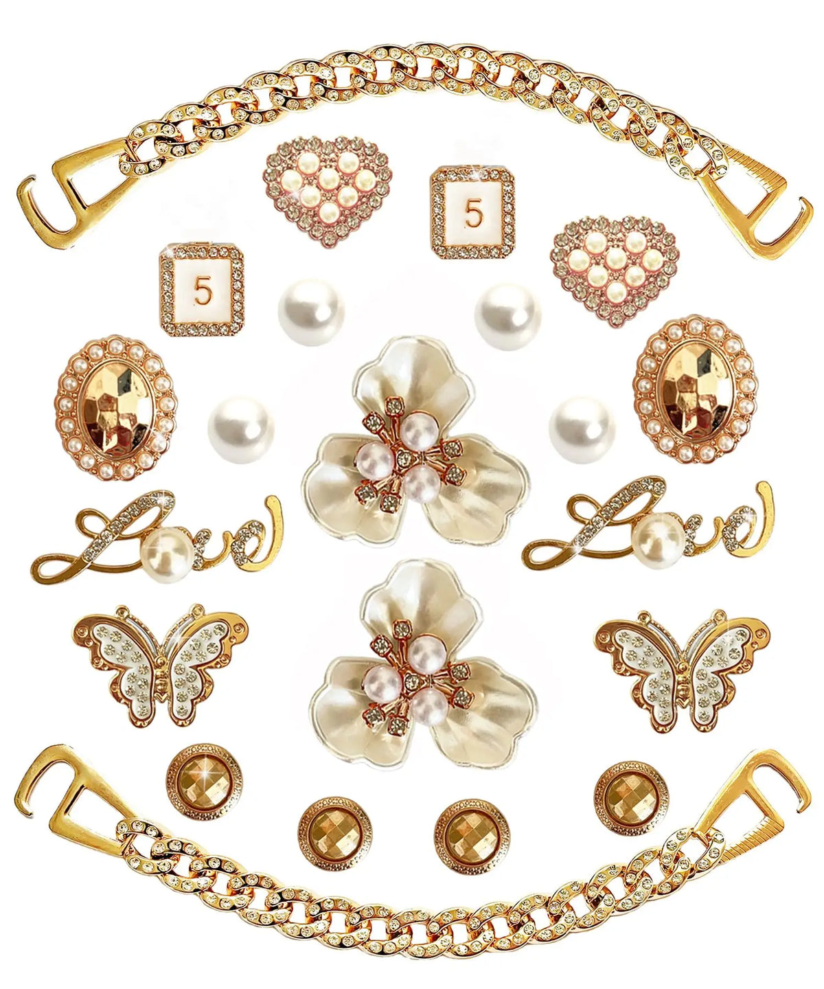 Un set de charms para zapatos con pedrería dorada en forma de corazones, perlas y figuras numeradas.