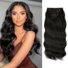 Una modelo muestra extensiones de cabello ondulado clip-in de 22 pulgadas en negro, junto a un set empacado.
