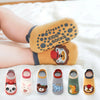 Eine Sammlung niedlicher Kinder-Cartoon-Tiermuster-Baumwollsocken in verschiedenen Farben und Designs.