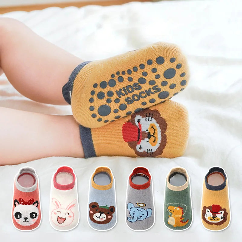 Eine Sammlung niedlicher Kinder-Cartoon-Tiermuster-Baumwollsocken in verschiedenen Farben und Designs.