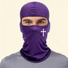 Modelo masculino vistiendo una máscara balaclava deportiva y de invierno morada con diseño de cruz blanca.