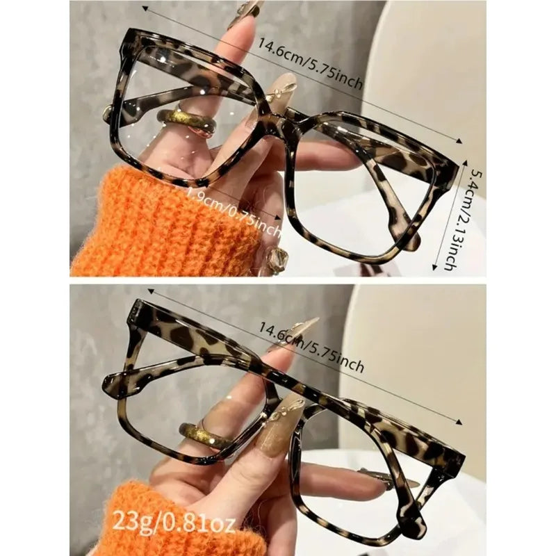 Un par de gafas cuadradas color tortuga sostenidas por una mano, mostrando el marco y las medidas.