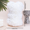 Un bouquet de roses en mousse douce en peluches, affiché à côté d'un vase à motifs noir et blanc.