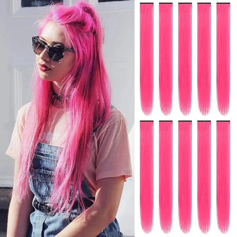 Une femme aux cheveux roses vifs portant des lunettes de soleil et une chemise en denim, posant pour une photo.
