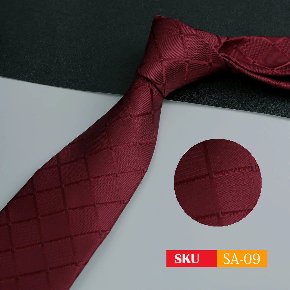 Nahaufnahme einer dunkelroten karierten Krawatte aus Twill, gefaltet vor dunklem Hintergrund.