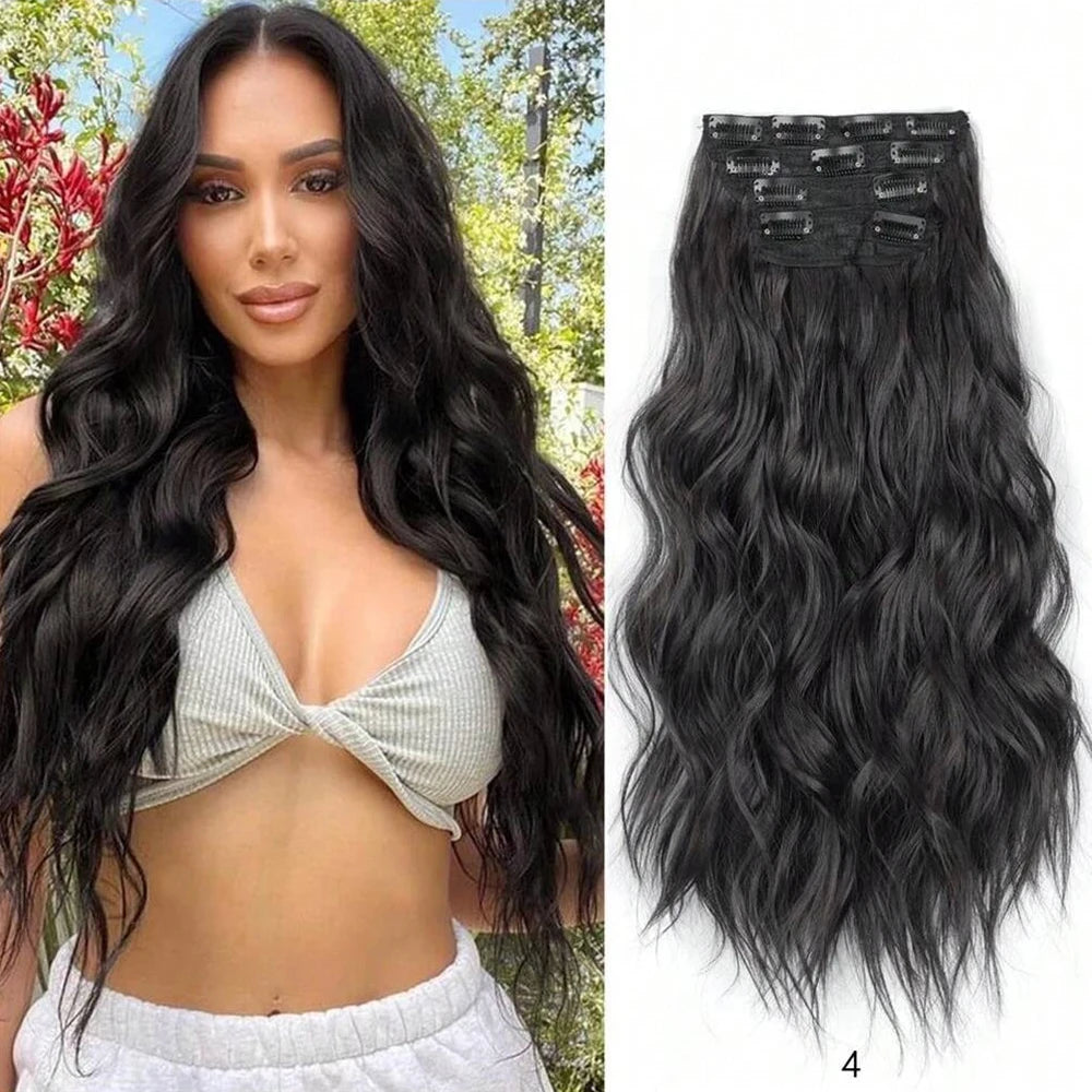 Una mujer modela cabello negro largo y ondulado con una extensión clip-in y un sujetador decorativo.