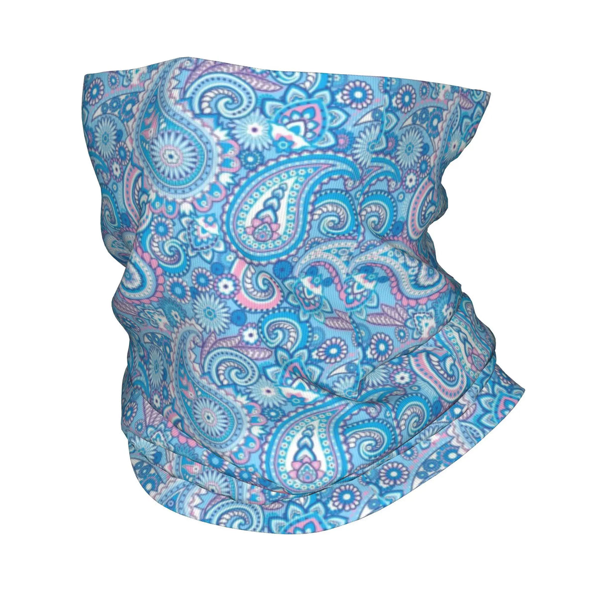 Primer plano de un pañuelo/gaiter bandana azul y rosa paisley con intrincados patrones.