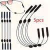 Un juego de cinco cordones y correas de gafas de silicona ajustables con un par de gafas de sol