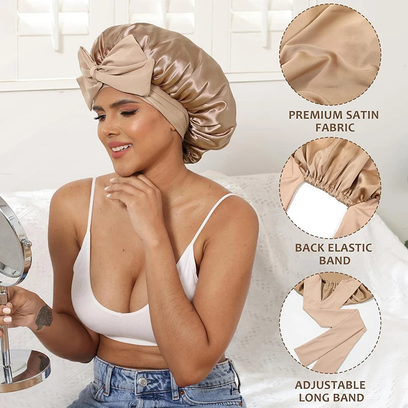 Una mujer modela un gorro de dormir de satén con una banda elástica y una banda larga ajustable.