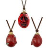 Colgante de collar con forma de espada estilizada roja, perno dorado y cordón marrón oscuro.