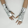Une paire de gants de cosplay en cuir PU argenté brillant sans doigts portée sur une main.