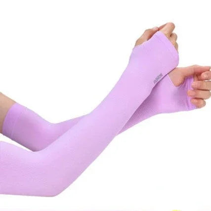 Nahaufnahme einer lavendelfarbenen Kompressionsarmwärmersleeve, getragen am Arm.