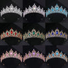 Collection de diadèmes et couronnes en cristal baroque de différentes couleurs (argent, rose, bleu, or).