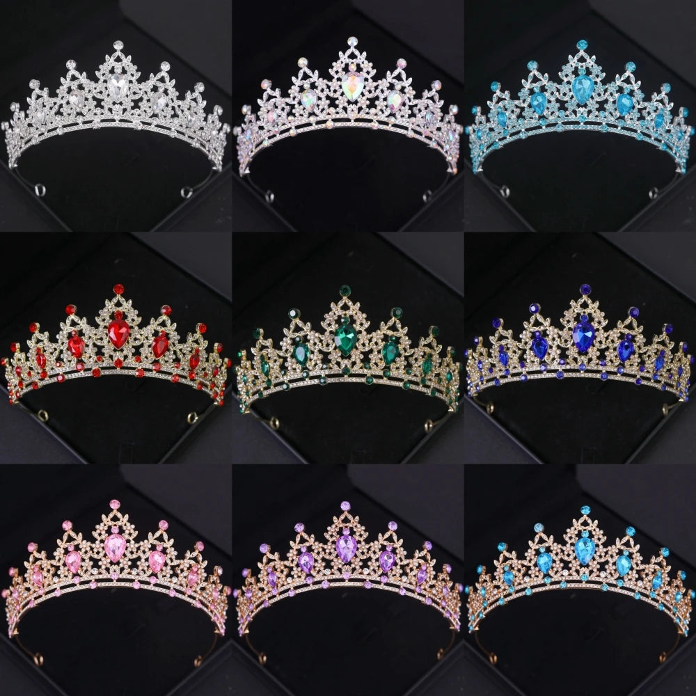 Collection de diadèmes et couronnes en cristal baroque de différentes couleurs (argent, rose, bleu, or).