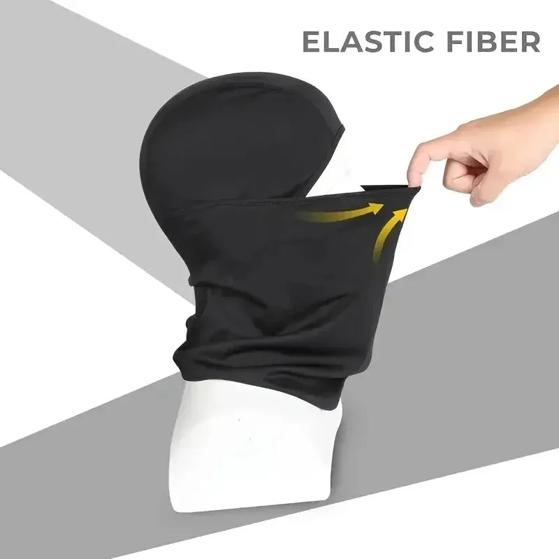 Une main tire sur un cachemire tactique en fibre élastique noir.
