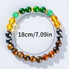 Bracelet avec un dégradé de perles de citrine et d'œil de tigre disposées en cercle.