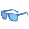 Lunettes bleues à monture flexible avec un logo sur la branche, sur fond blanc.