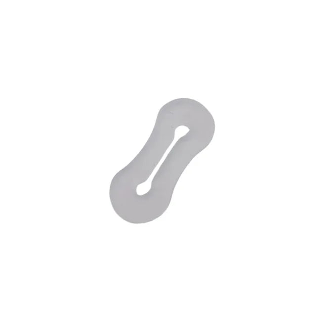 Hebilla ajustable para extensión de manga de camisa blanca.