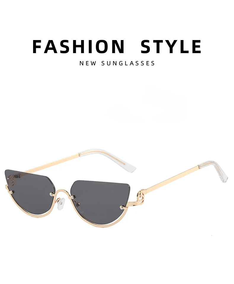 Lunettes de cat-eye à monture dorée avec des verres foncés, sur fond blanc.