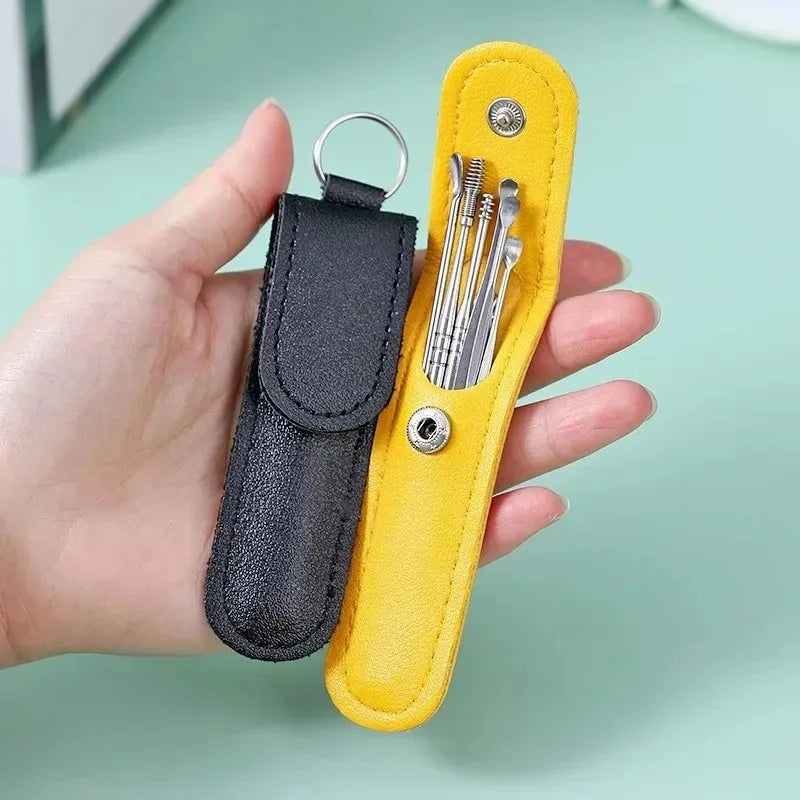 Una mano sostiene un soporte de herramienta de silicona amarilla con una bolsa negra y un juego de herramientas de extracción