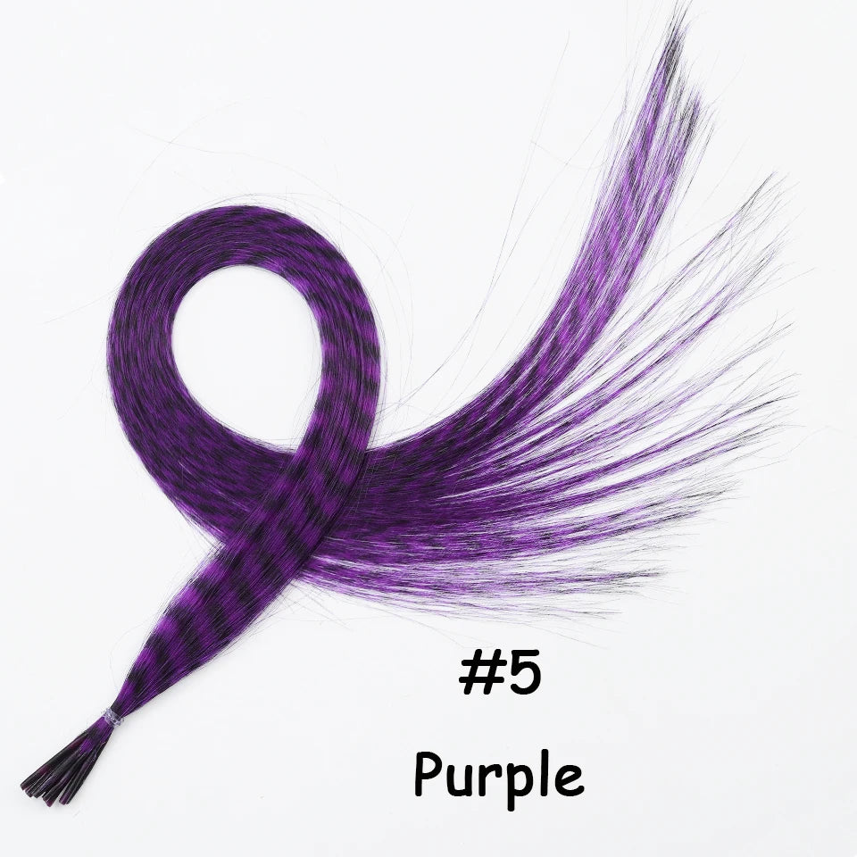 Extensión de cabello sintético de pluma morada con diseño retorcido.