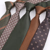 Eine Sammlung von Herren-Einstecktuchchen aus festem Twill mit Streifen in verschiedenen Grüntönen, Brauntönen und Grautönen.