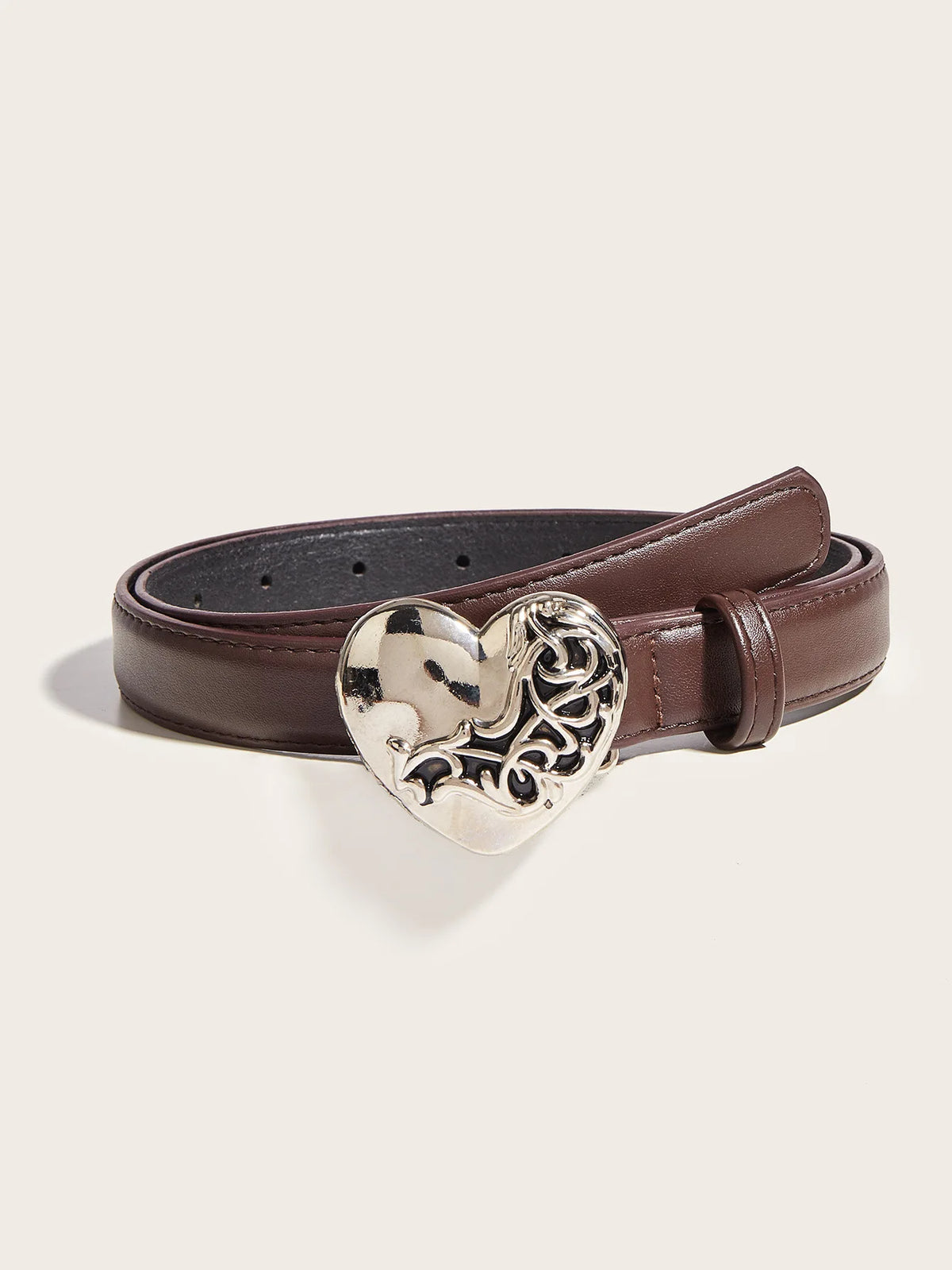 Cinturón de cuero marrón con hebilla de corazón metálica vintage.
