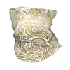 Primer plano de una bandana de cuello (neck gaiter) estilo chicano beige con intrincados patrones dorados y blancos.