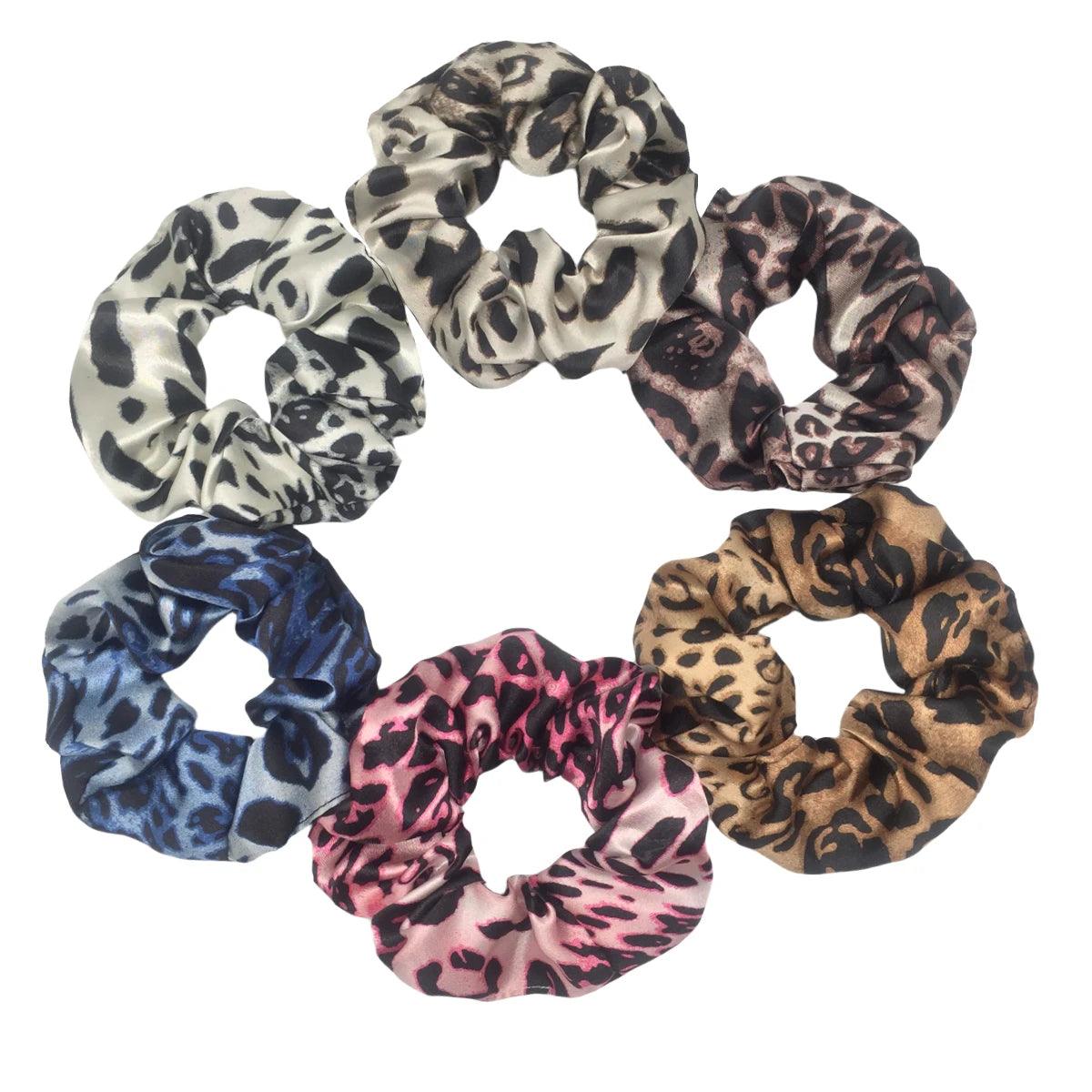 Un juego de seis gomas para el pelo de satén con estampado floral en varios diseños de leopardo y florales, dispuestos en cír