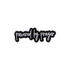 Schwarze Emaille-Anstecknadel mit dem Text Powered by Prayer in stilisierter Schrift