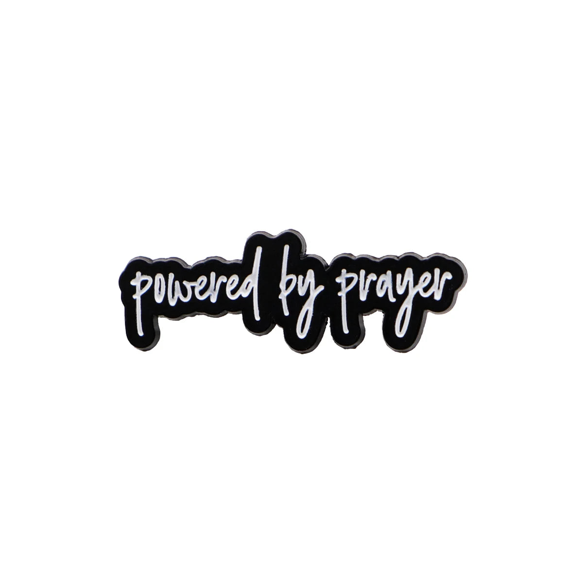 Schwarze Emaille-Anstecknadel mit dem Text Powered by Prayer in stilisierter Schrift