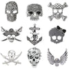Colección de broches de calavera de plata y pedrería con diseños de calaveras, anclas y alas.