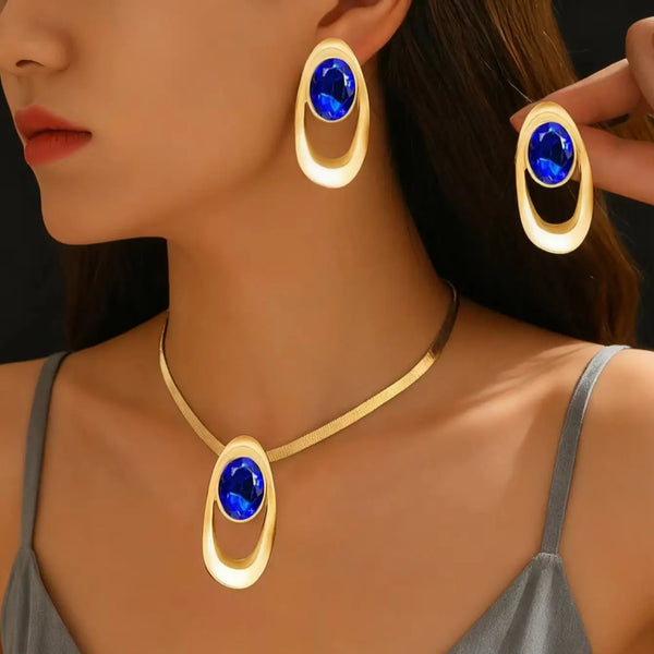 Goldene und blaue ovale Drei-Ringe-Spange Halskette, getragen von einer Frau