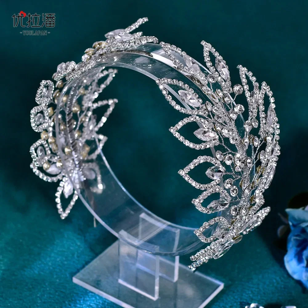 Silberner Strassblatt-Brauthaarschmuck auf klarem Ständer.