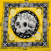 Diseño de calavera en blanco y negro enmarcado por rosas sobre una tela amarilla cuadrada.