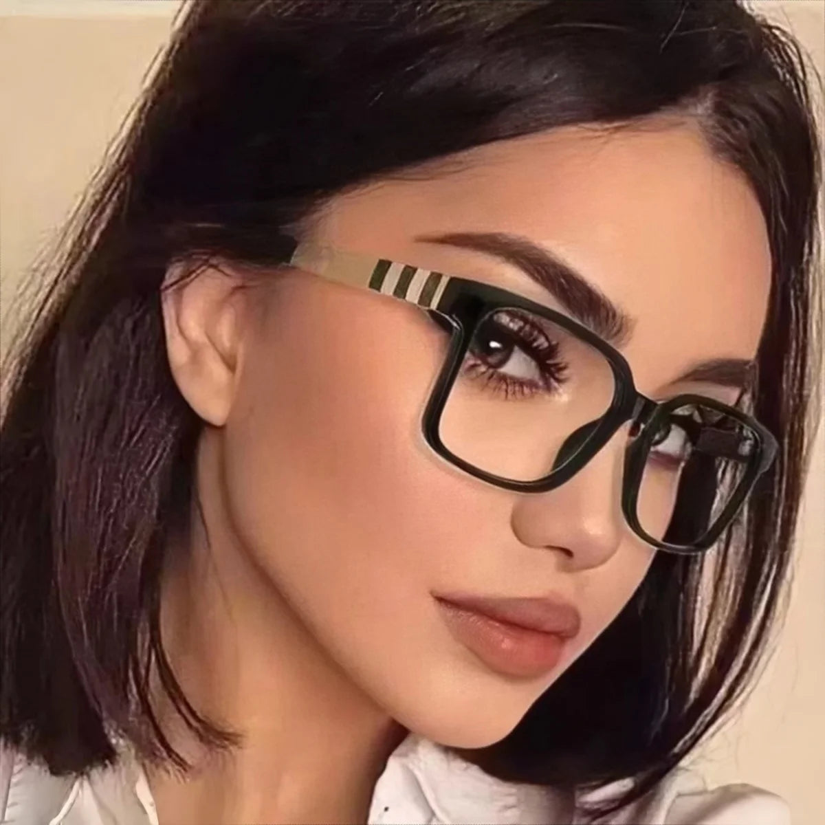 Gros plan d'une femme portant des lunettes anti-lumière bleue rétro noires.