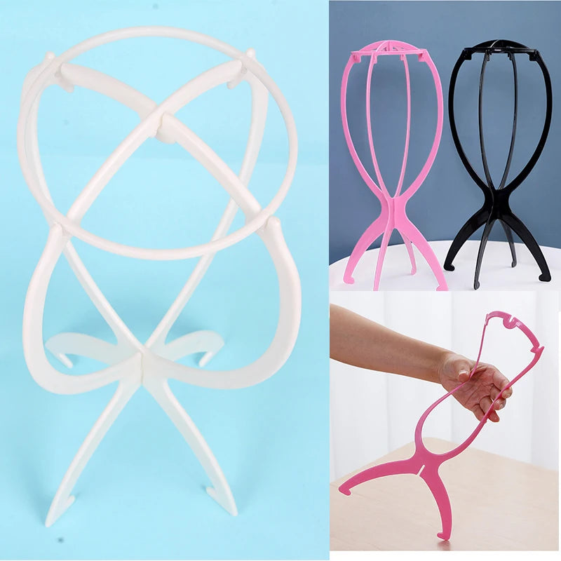 Set aus weißen und rosa tragbaren faltbaren Aufbewahrungsständern für Perücken und Hüte in verschiedenen Winkeln.