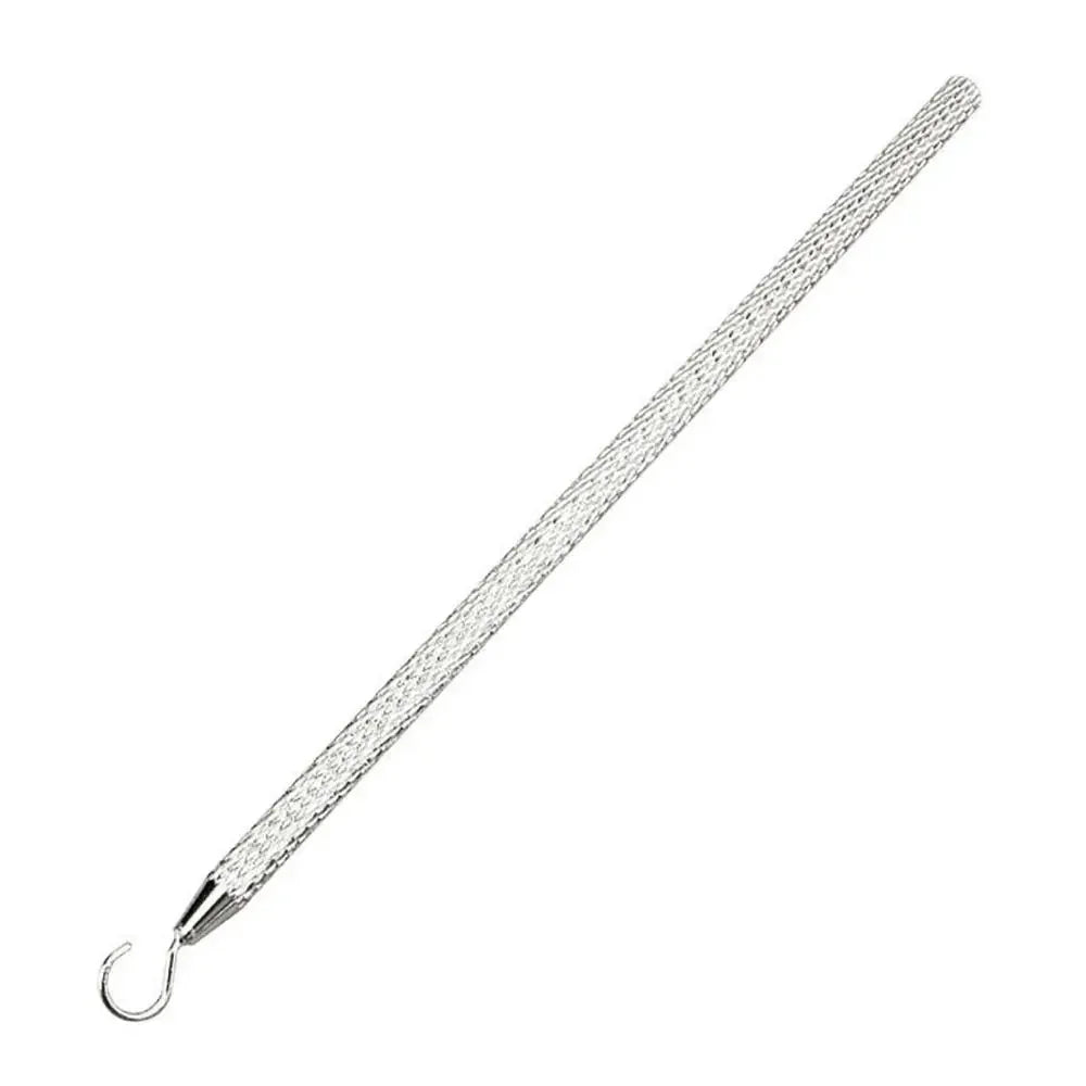 Pince à bijoux argentée avec une pointe fine pour fermetures et attaches.