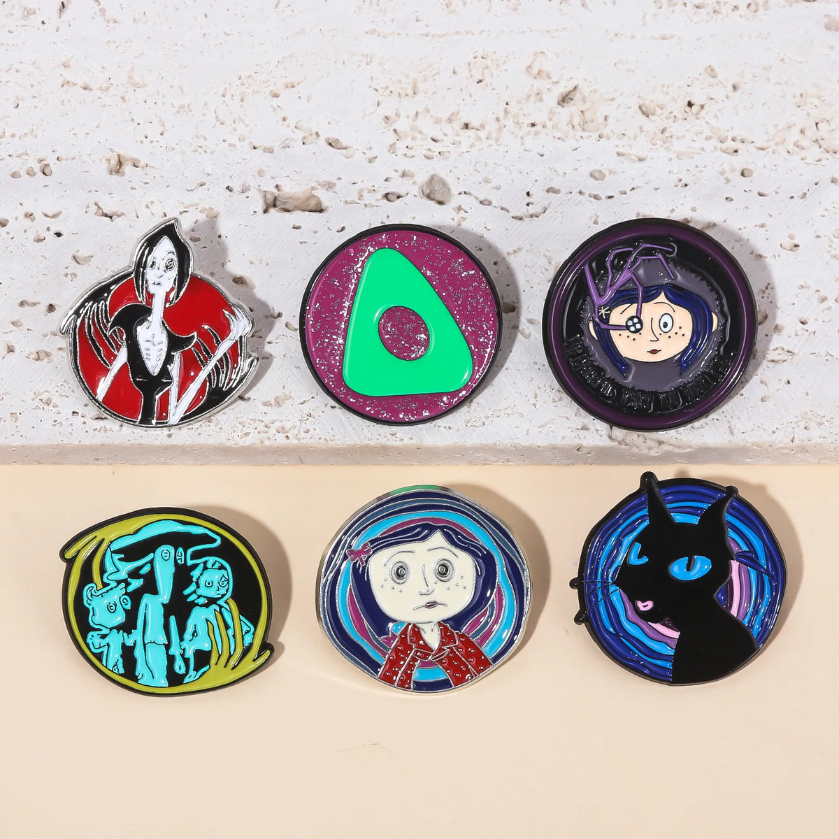 Collection de pins en émail avec des personnages de films d'horreur animés, dont une femme aux cheveux noirs et un chat.